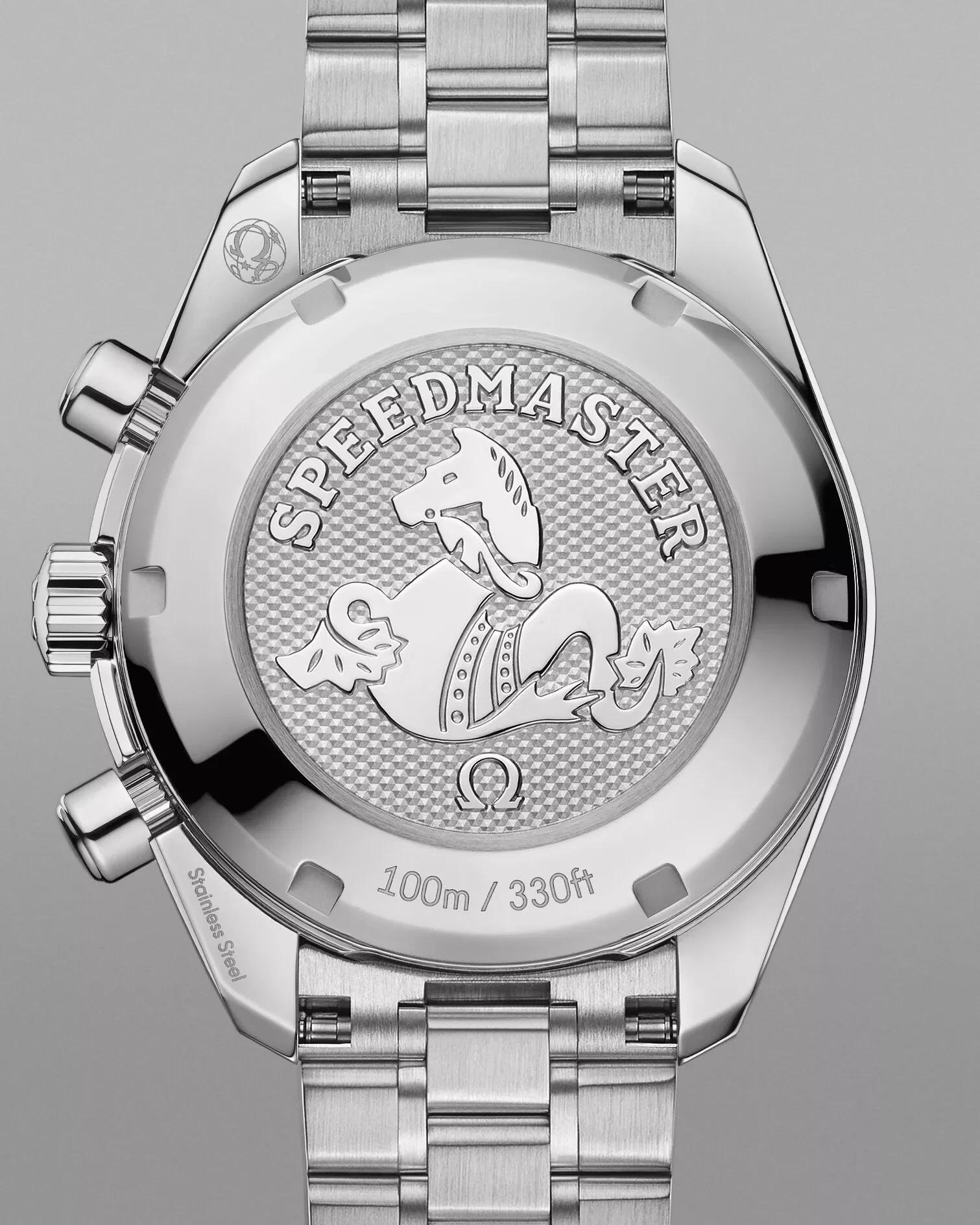 Gehäuseboden der Omega Speedmaster 38 mit 100-Meter-Angabe