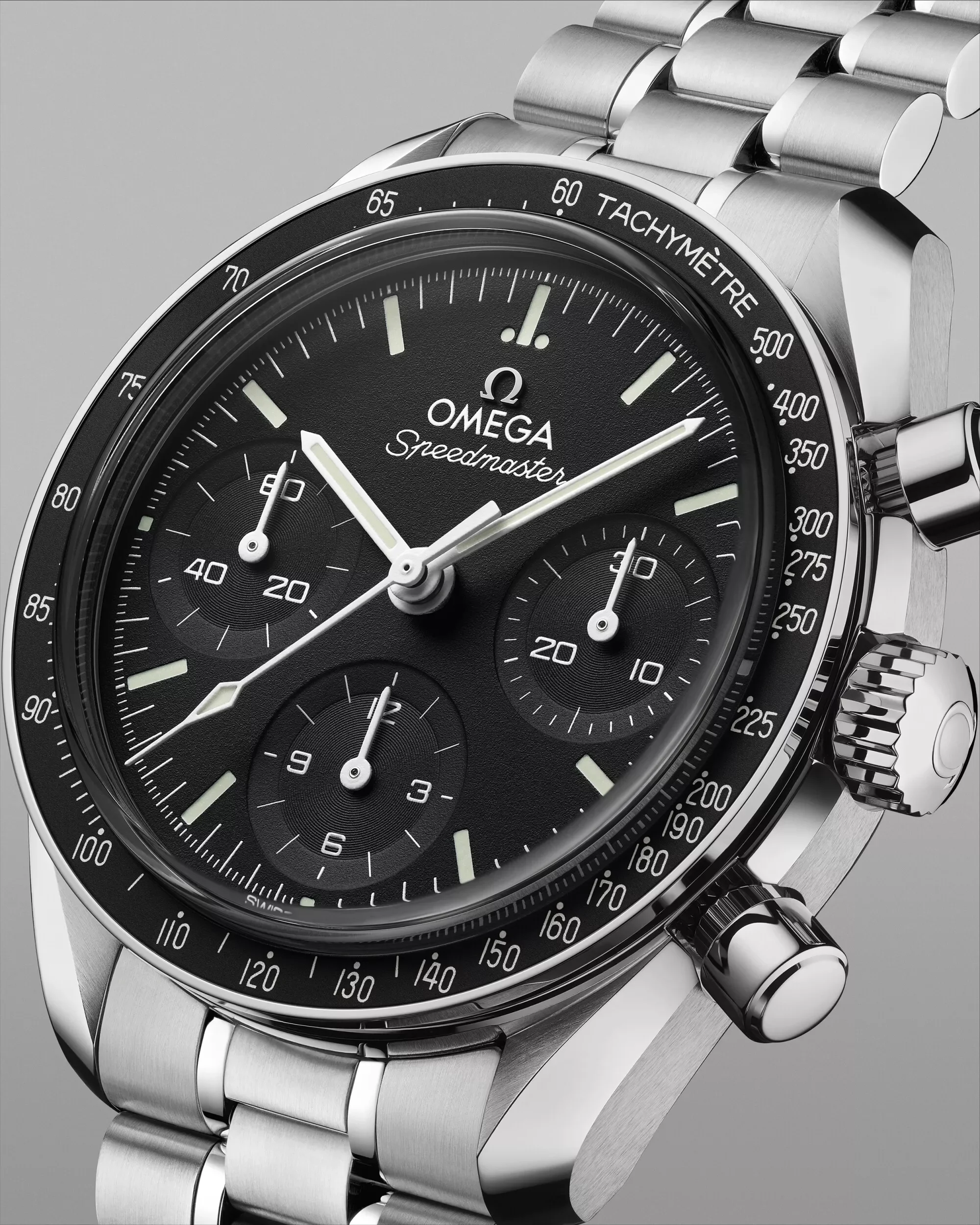 Schräge Nahaufnahme der Omega Speedmaster 38 mit gewölbtem Saphirglas