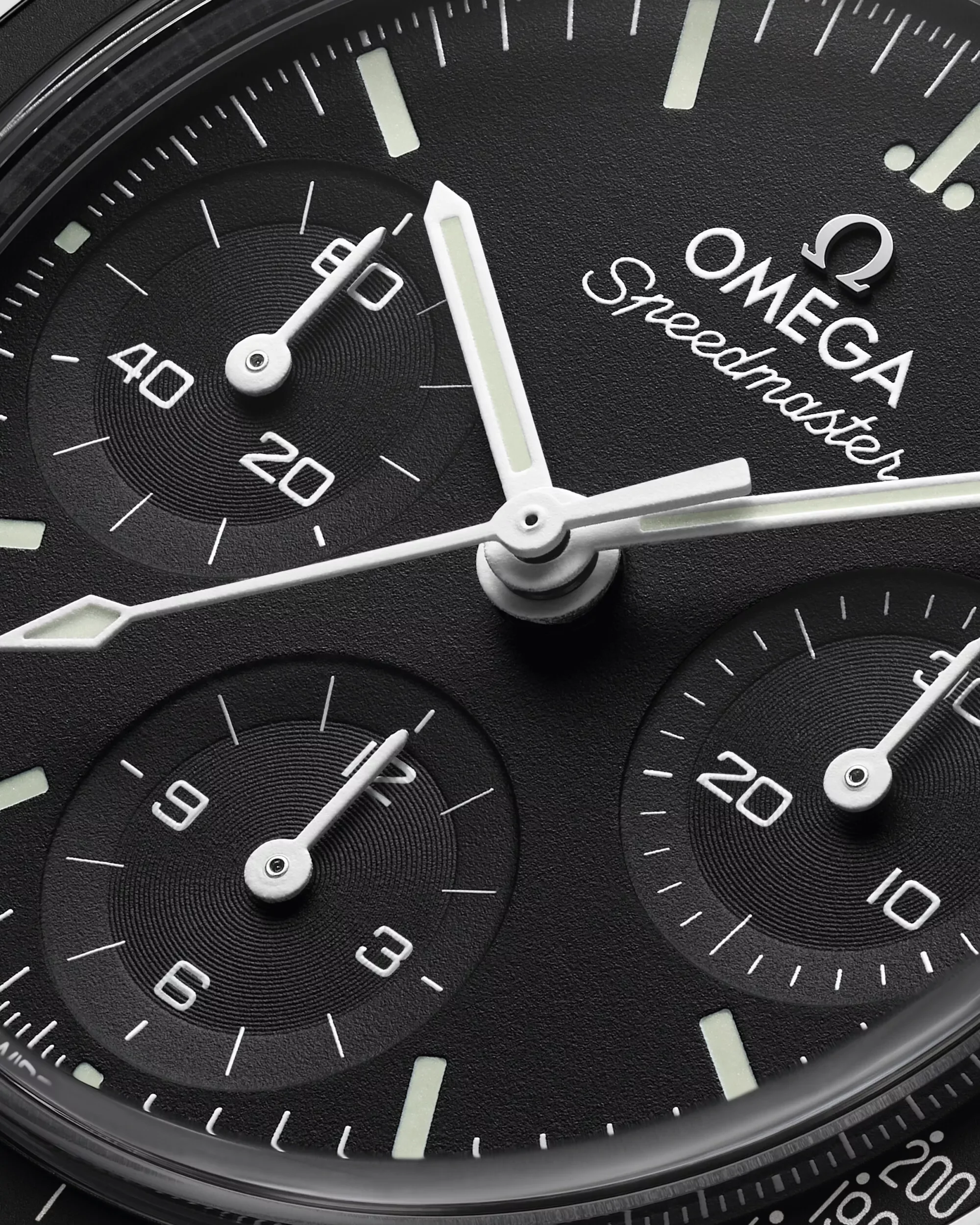 Runde Totalisatoren der schwarzen Omega Speedmaster 38 in der Nahaufnahme