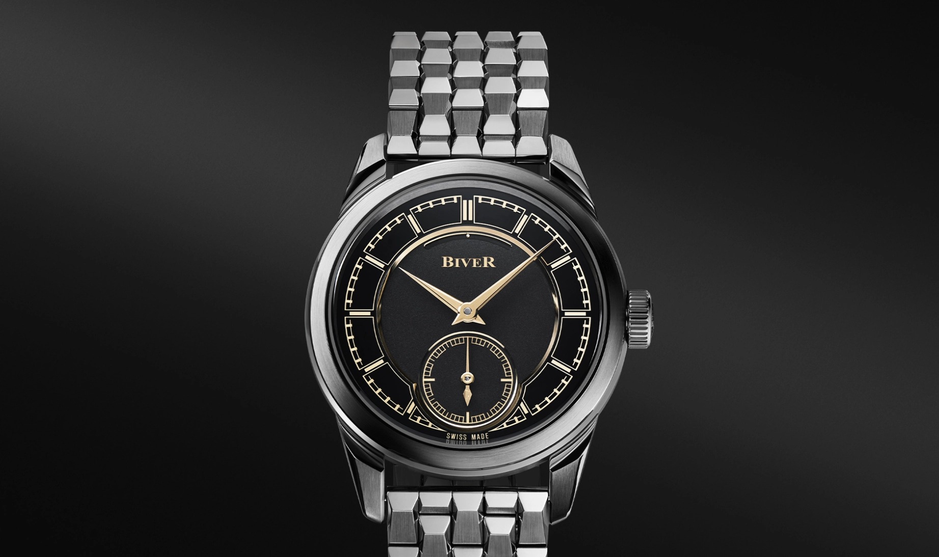Die Biver AB frontal am fünfreihigen Stahlband mit schwarzem Zifferblatt und kleiner Sekunde bei sechs Uhr.